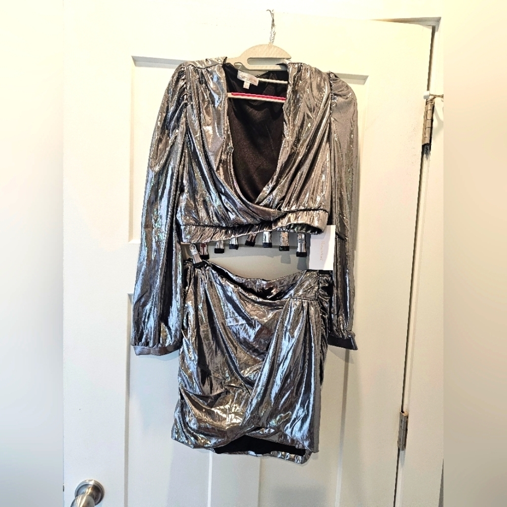NWT Rosevelvet Metallic Silver Two-Piece Set – Long Sleeve Crop Top & Ruched Ski